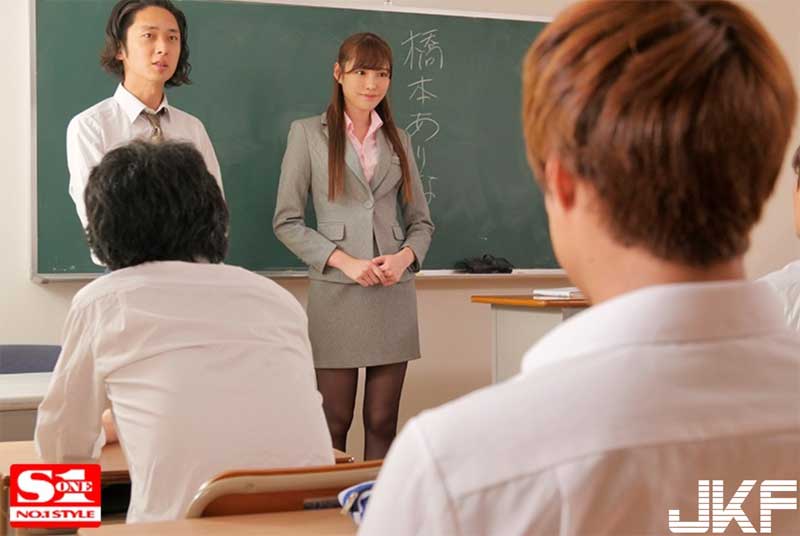 黑丝袜彻底撕烂!新任女教师「桥本ありな」未婚夫面前惨遭学生XX 为了工作只好隐忍