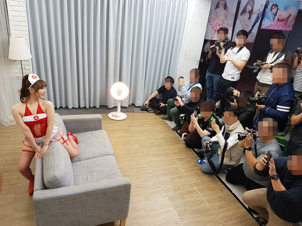 娇嫩20岁妹纸的热情!「小仓由菜」火辣摄影会,JKF VIP 被挑逗到当场弯腰!