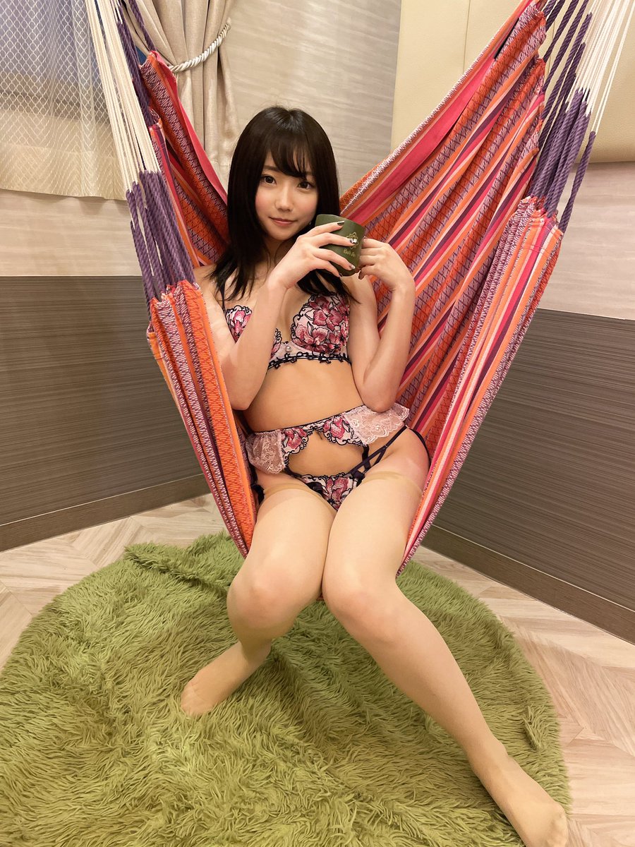 MIDV-309 抖音「白皙美乳网红」下海了!「初颜射」粉红美乳超辣!