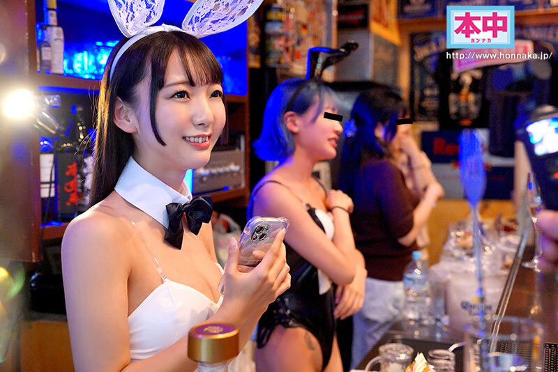 酒吧的巨乳兔女郎店员「大尺度出道」,很会玩「含吮起来表情超色」!