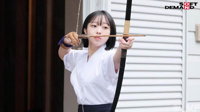 山里长大的朴素弓箭美少女出道,被开发后含着体液去上学...